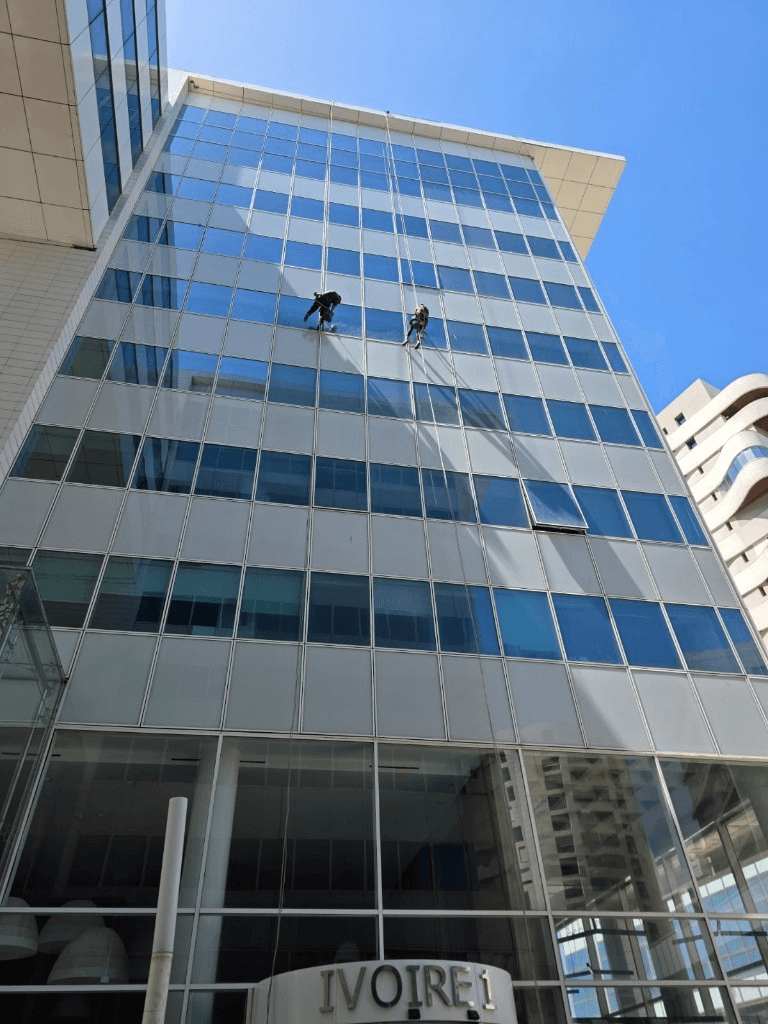 Nettoyage professionnel de façade vitrée en hauteur